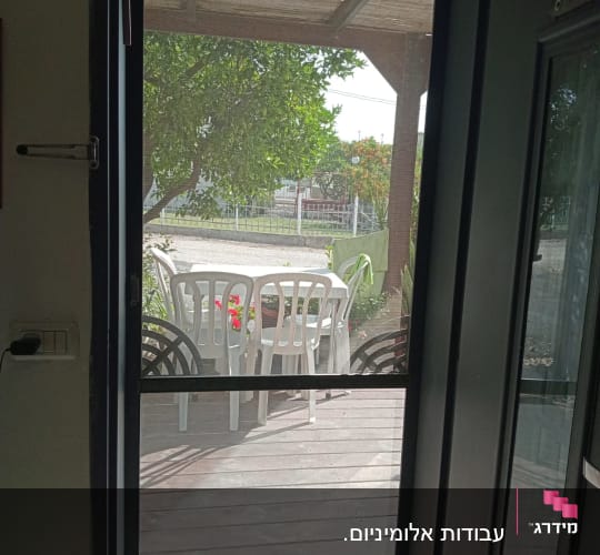 דלת אלומיניום עם מסגרת כהה